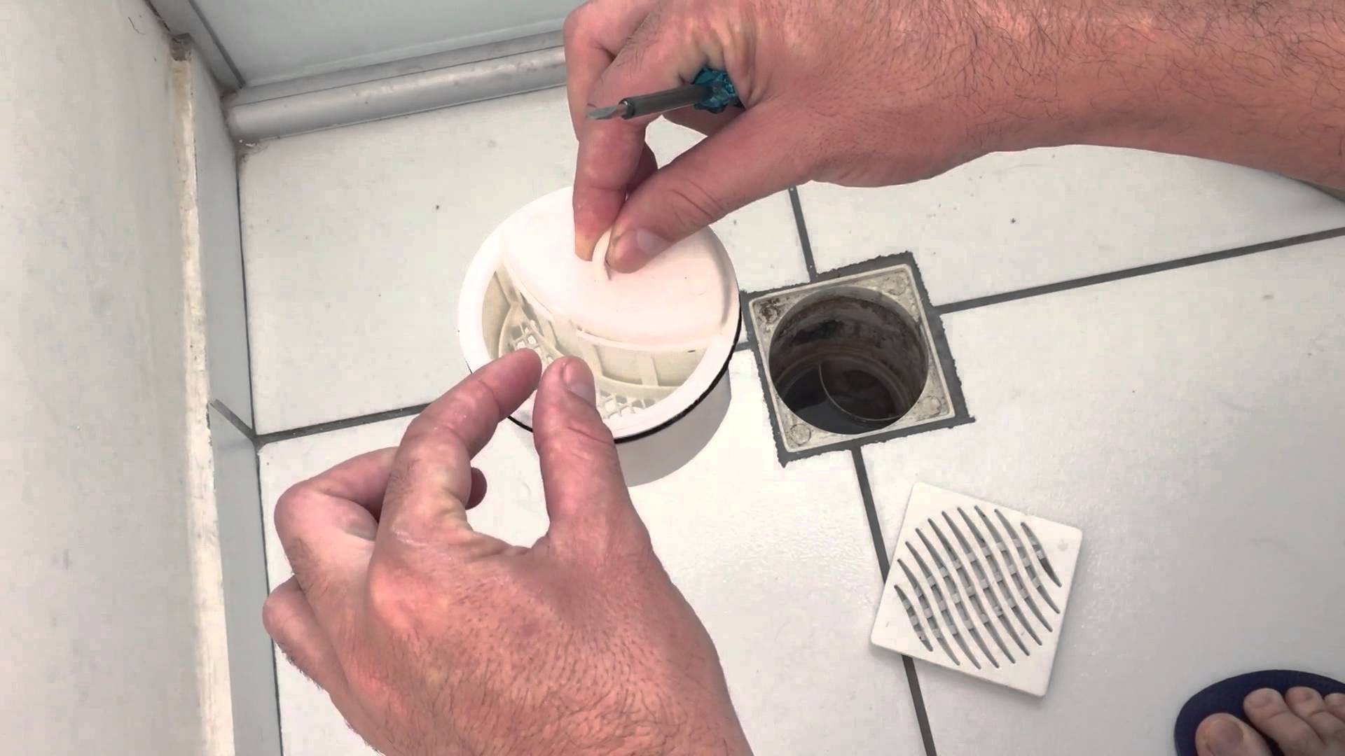 Como-desentupir-ralo-de-banheiro